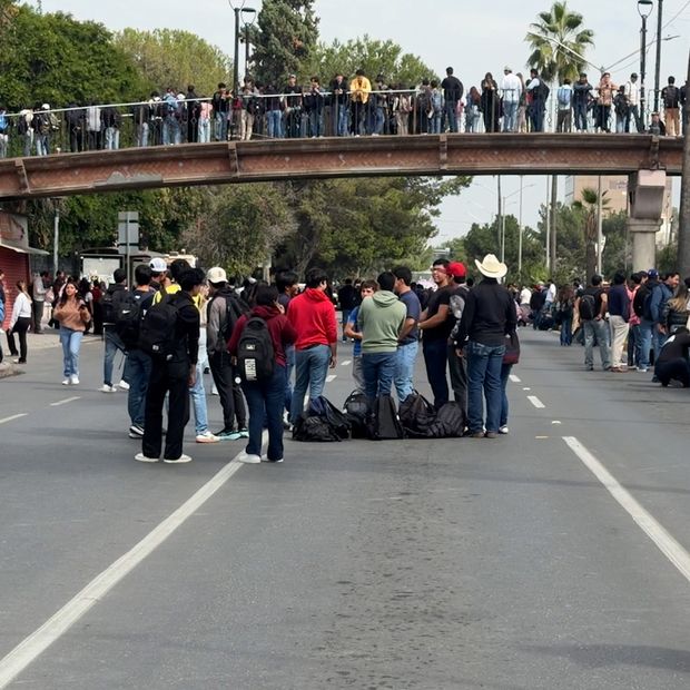 Estudiantes Bloquean Bulevar Venustiano Carranza en Saltillo, Coahuila